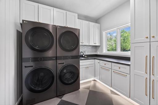 1000 Old Crystal Bay Road S, Wayzata, MN 55391