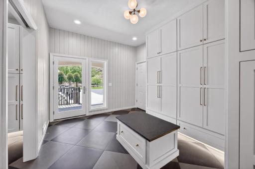 1000 Old Crystal Bay Road S, Wayzata, MN 55391