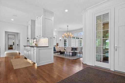 1000 Old Crystal Bay Road S, Wayzata, MN 55391