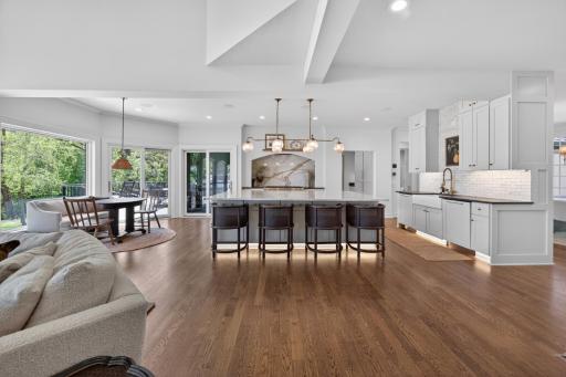1000 Old Crystal Bay Road S, Wayzata, MN 55391