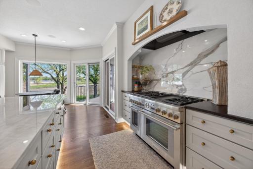 1000 Old Crystal Bay Road S, Wayzata, MN 55391