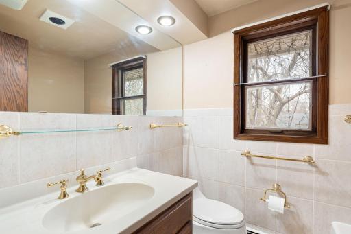 Upper Level Full Bathroom with Jetted Tub