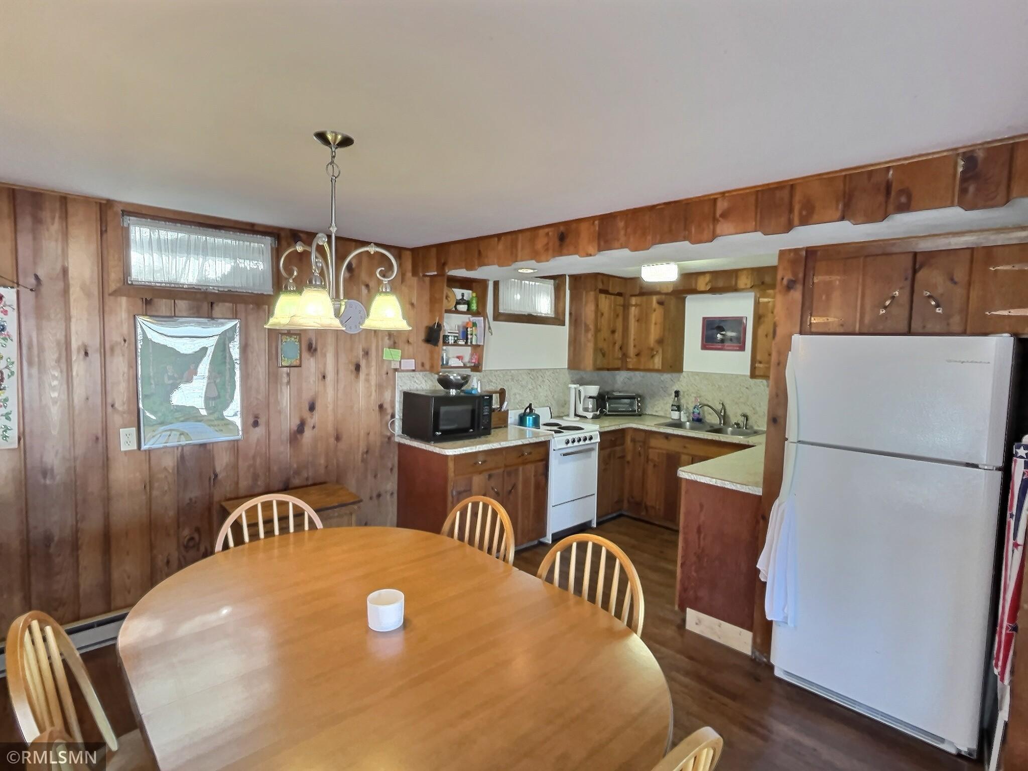 This is another picture which show more of the kitchen.