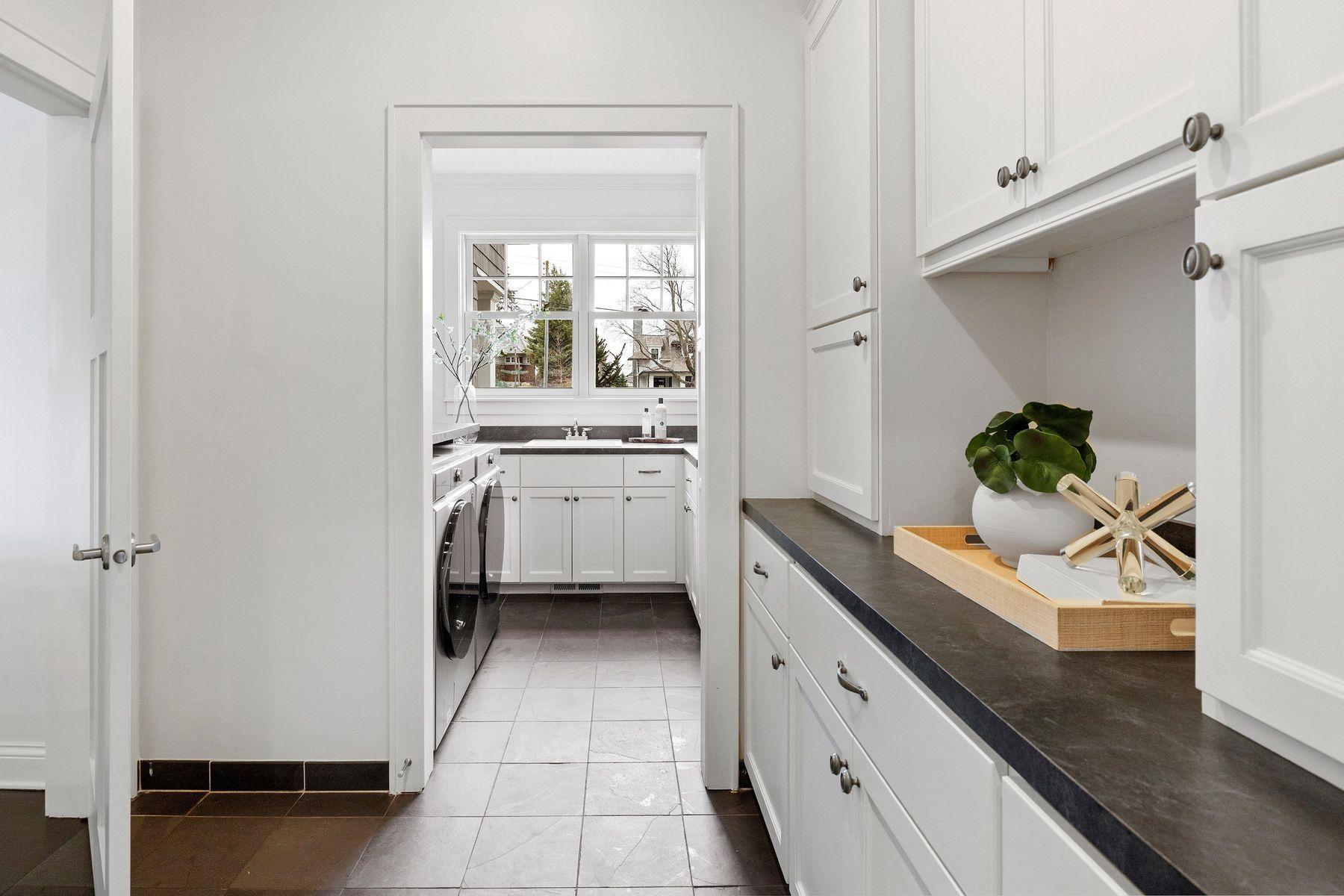 Drop zone between mud and laundry rooms