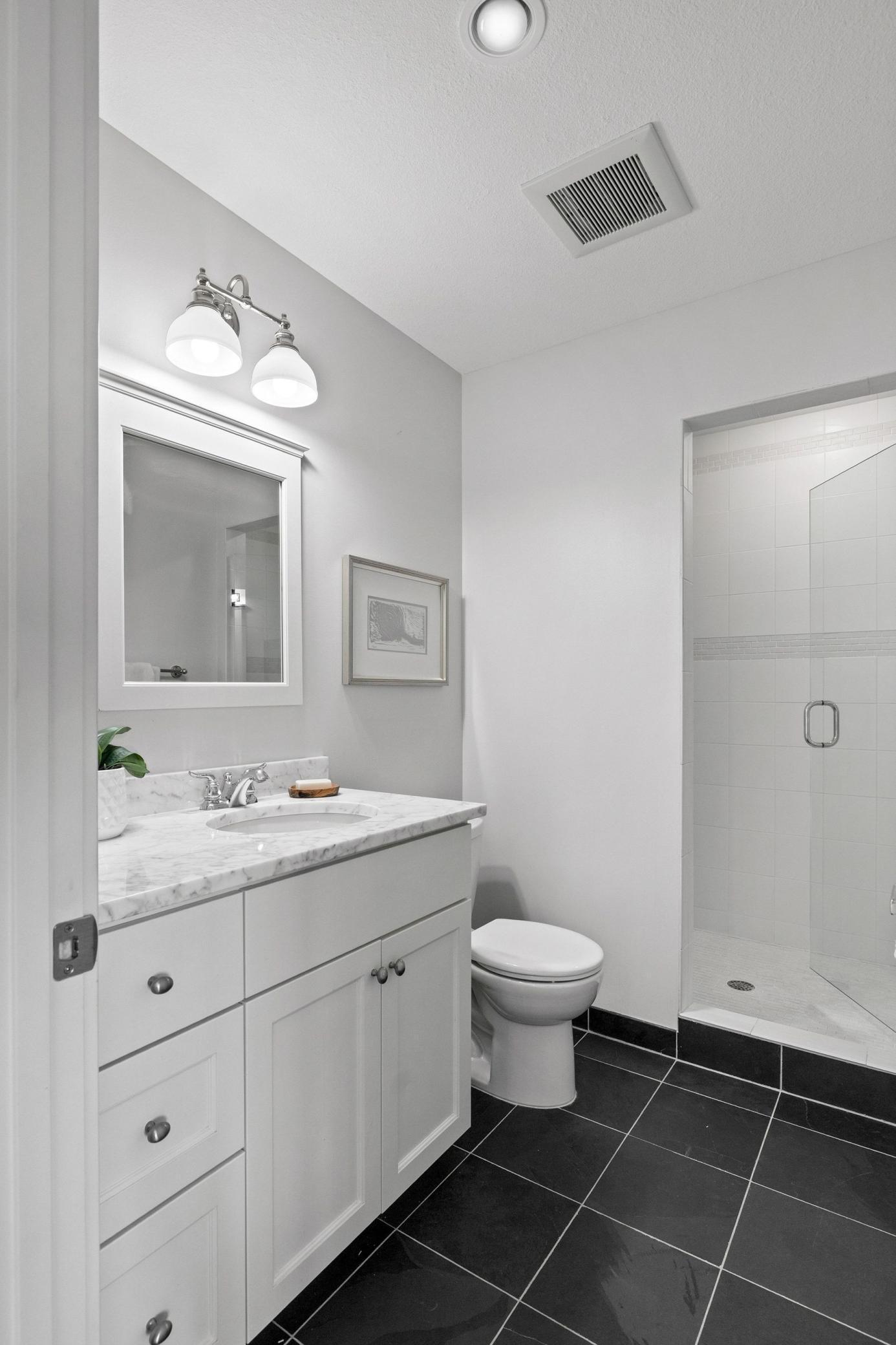 en suite 3/4 bath