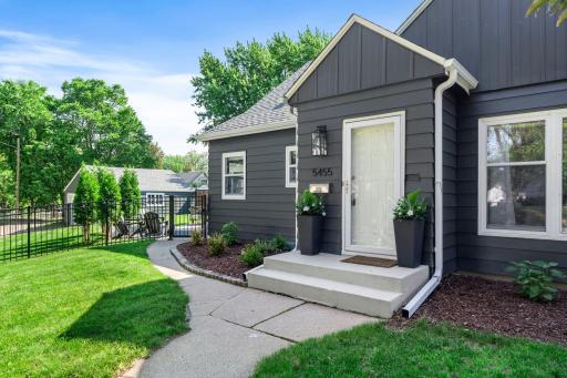 11-web-or-mls-5455 Shoreview Ave-79.jpg
