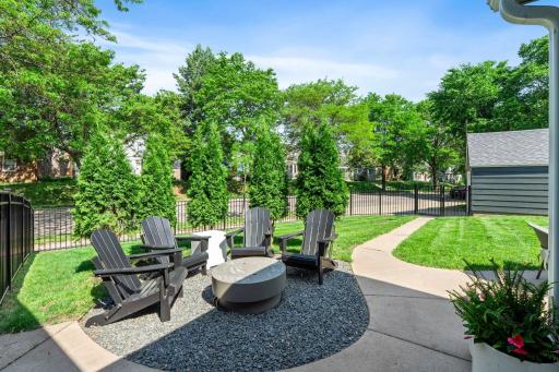 13-web-or-mls-5455 Shoreview Ave-89.jpg