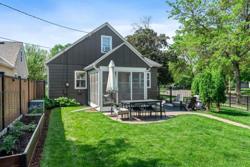 15-web-or-mls-5455 Shoreview Ave-99.jpg