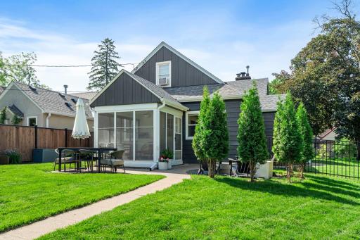 16-web-or-mls-5455 Shoreview Ave-104.jpg