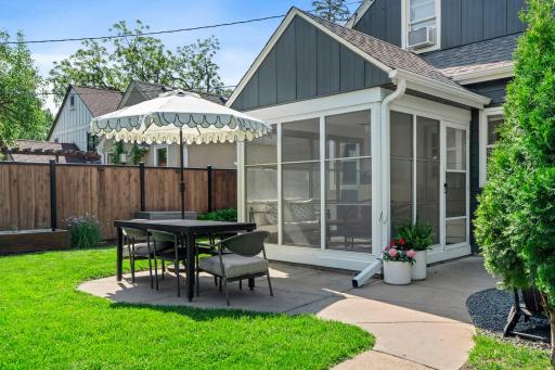 17-web-or-mls-5455 Shoreview Ave-109.jpg