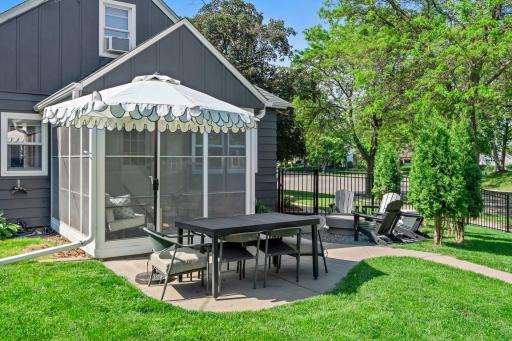 18-web-or-mls-5455 Shoreview Ave-114.jpg