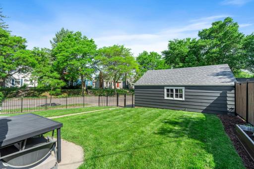 19-web-or-mls-5455 Shoreview Ave-119.jpg