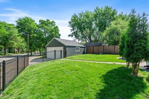 20-web-or-mls-5455 Shoreview Ave-124.jpg