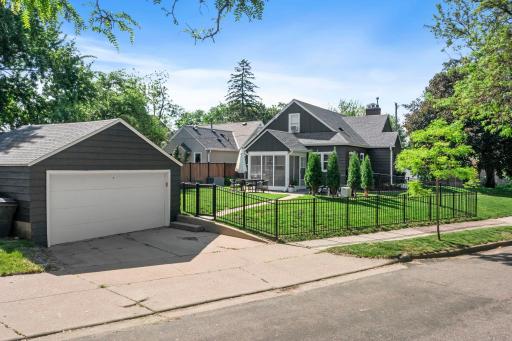 23-web-or-mls-5455 Shoreview Ave-3 (2).jpg