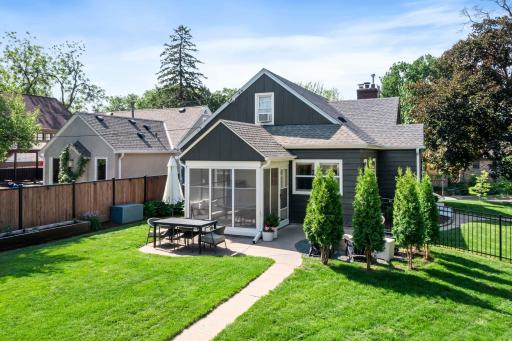 24-web-or-mls-5455 Shoreview Ave-6.jpg