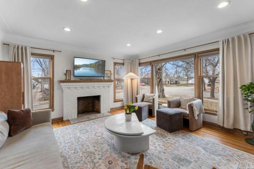 44-web-or-mls-5455 Shoreview Ave-83.jpg