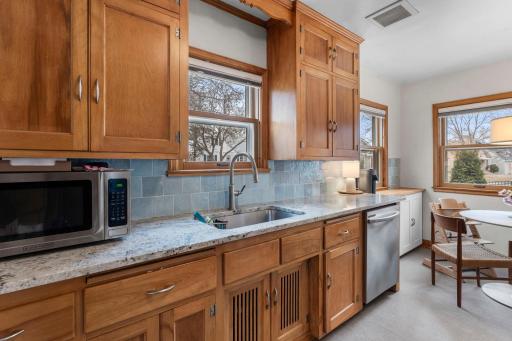 48-web-or-mls-5455 Shoreview Ave-103.jpg
