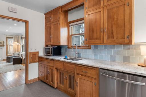 50-web-or-mls-5455 Shoreview Ave-113.jpg