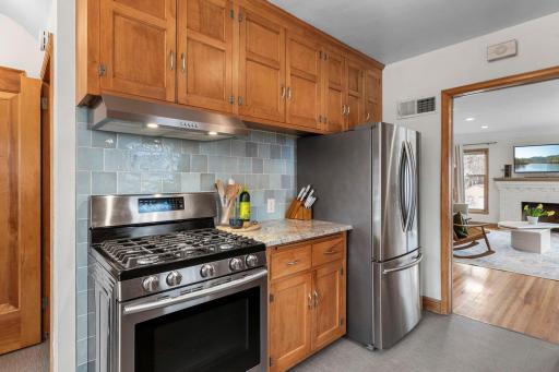 51-web-or-mls-5455 Shoreview Ave-118.jpg