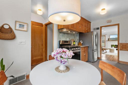 53-web-or-mls-5455 Shoreview Ave-128.jpg