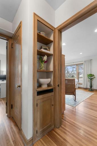 60-web-or-mls-5455 Shoreview Ave-163.jpg