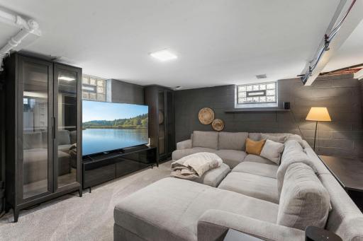 70-web-or-mls-5455 Shoreview Ave-213.jpg