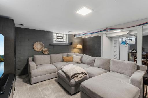 71-web-or-mls-5455 Shoreview Ave-216.jpg