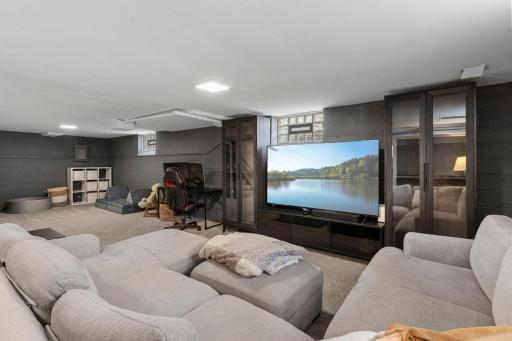 72-web-or-mls-5455 Shoreview Ave-223.jpg