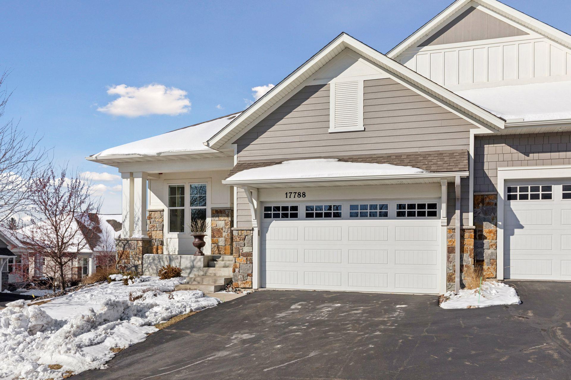 Beautiful curb appeal at 17788 Junelle Ct. in Lakeville!