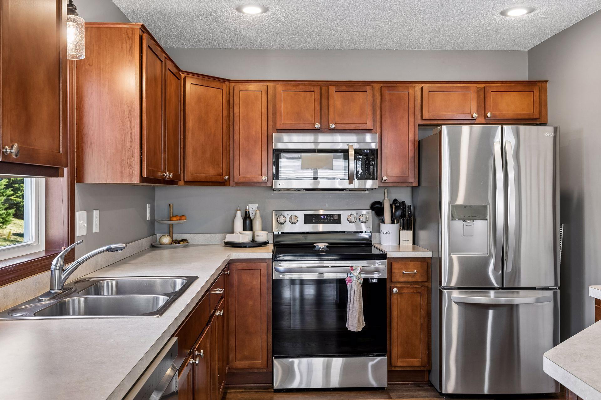 Stylish kitchen with stainless steel appliances (new 2023) & walk in pantry