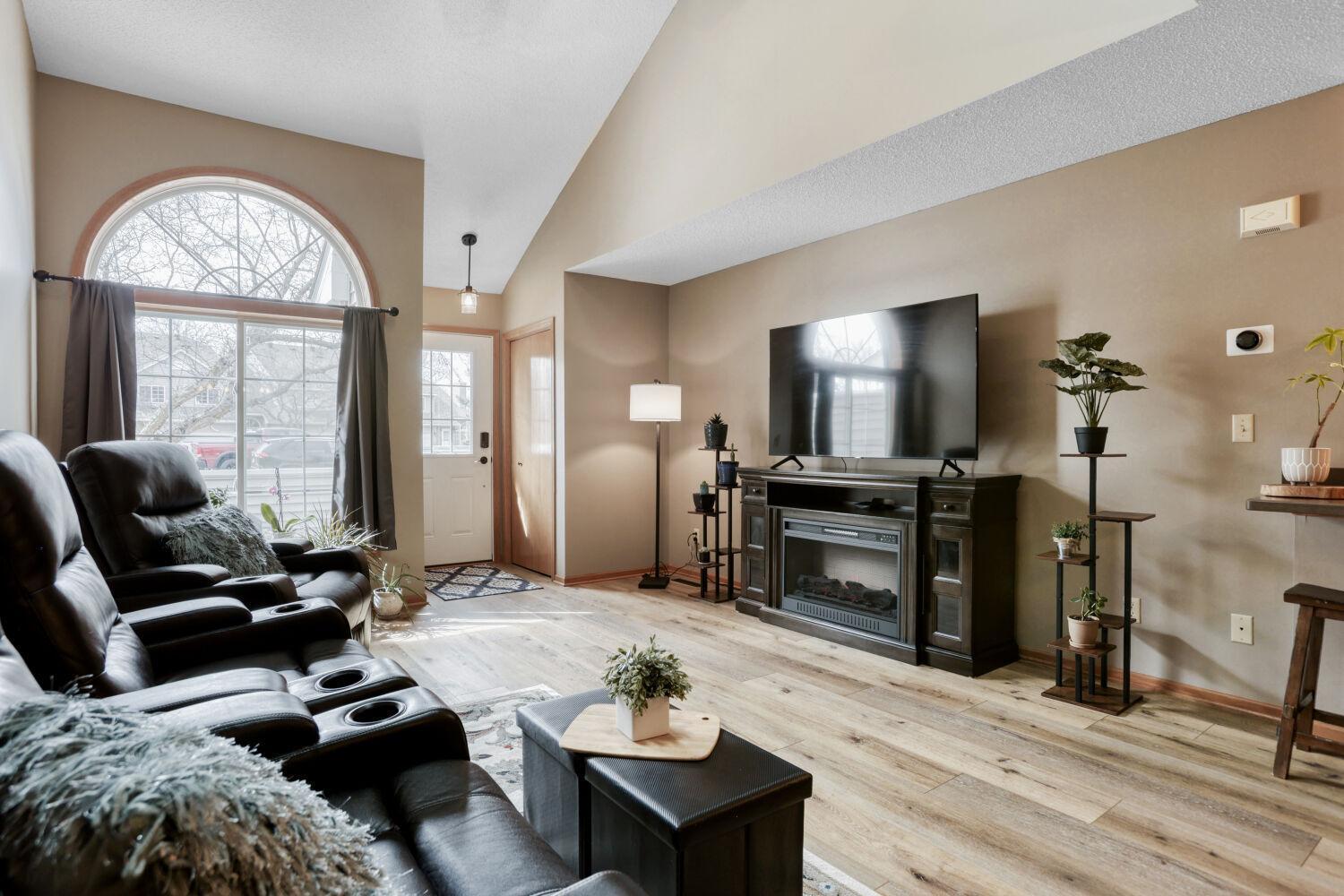 13244 Aberdeen St NE - Web Quality - 005 - 05 Living Room.jpg