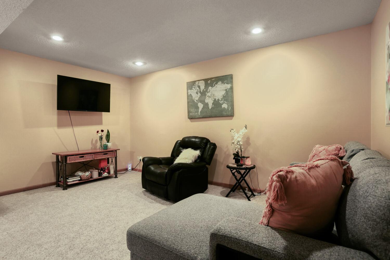 13244 Aberdeen St NE - Web Quality - 011 - 11 Family Room.jpg