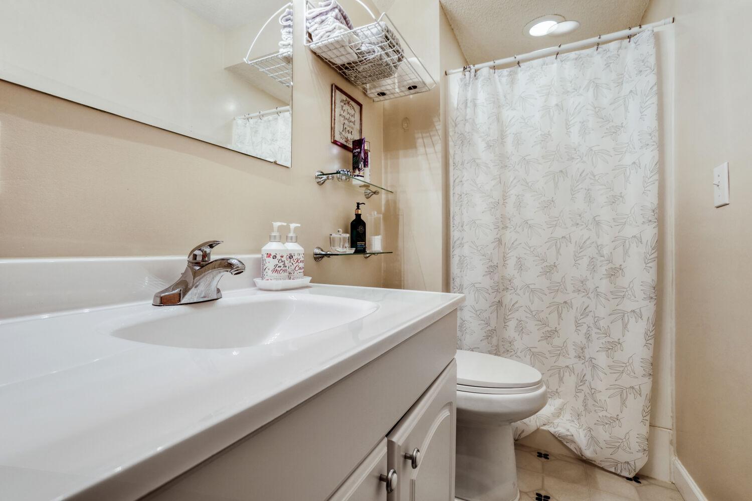 13244 Aberdeen St NE - Web Quality - 025 - 25 Bathroom.jpg