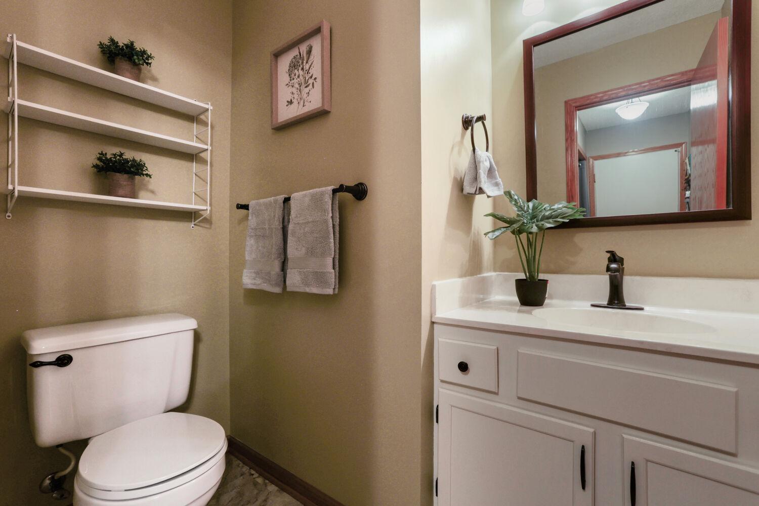 13244 Aberdeen St NE - Web Quality - 016 - 16 Powder Room.jpg