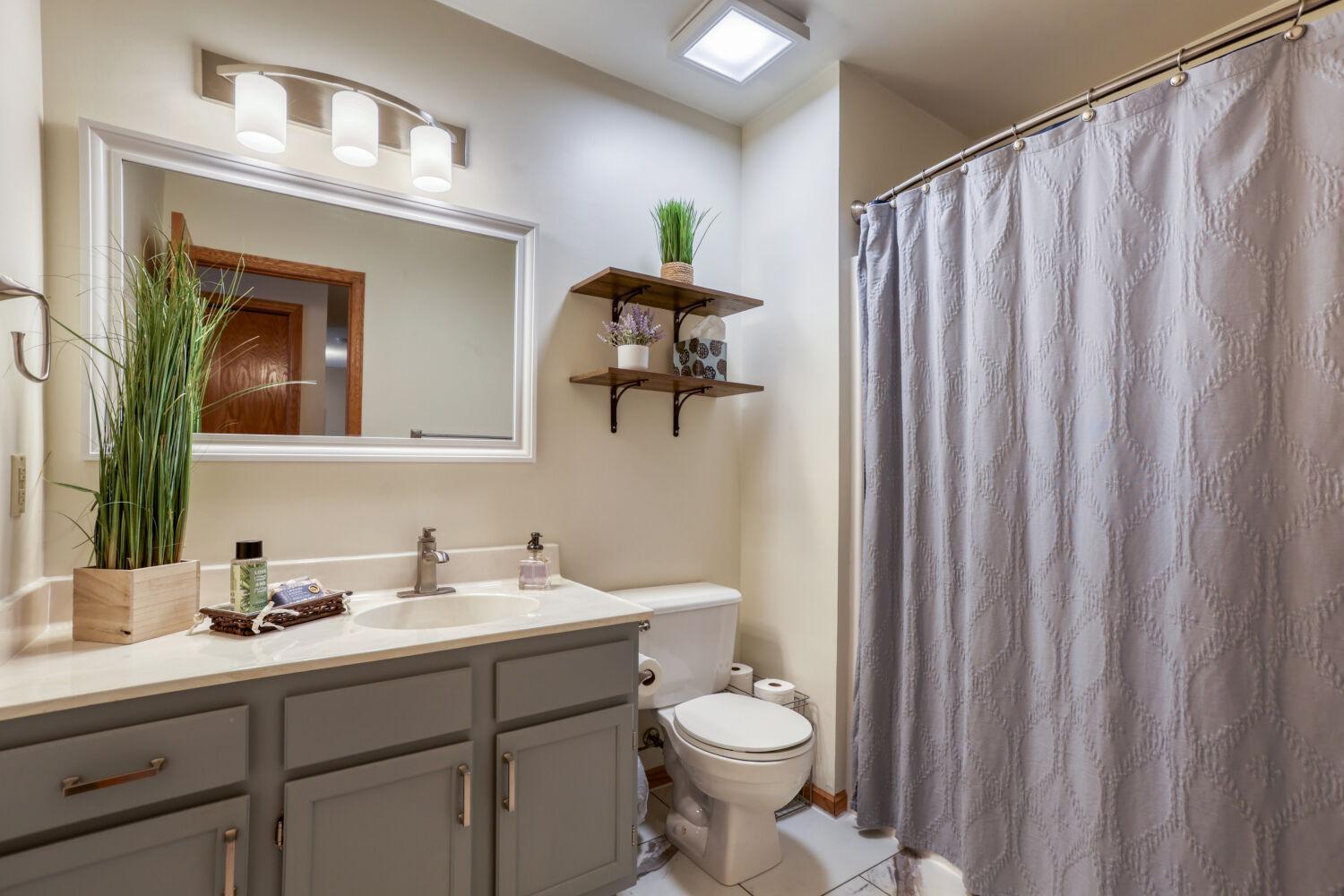 13244 Aberdeen St NE - Web Quality - 026 - 26 Bathroom.jpg