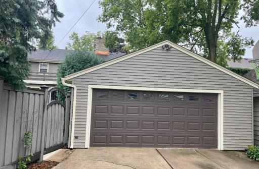 Double garage with privacy panel and gate