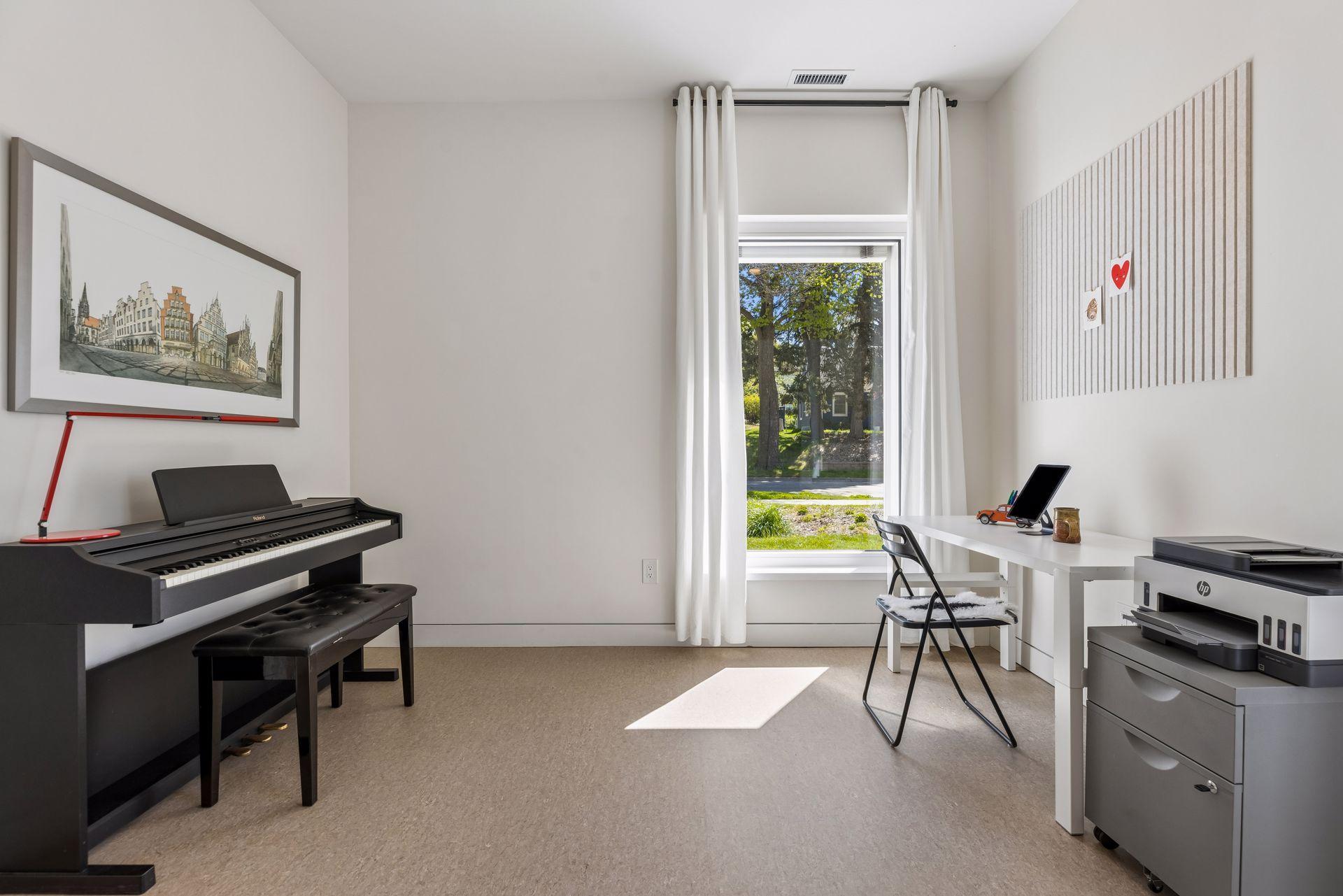 Main floor bedroom / office