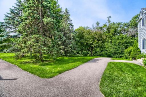 9102 Terra Verde Trail, Eden Prairie, MN 55347