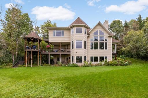 Modern Living Meets Country Charm at N7177 1280th St, River Falls WI