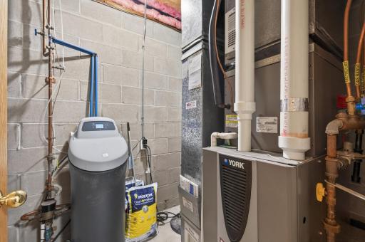 8635 Tessman Circle N, Brooklyn Park, MN 55445