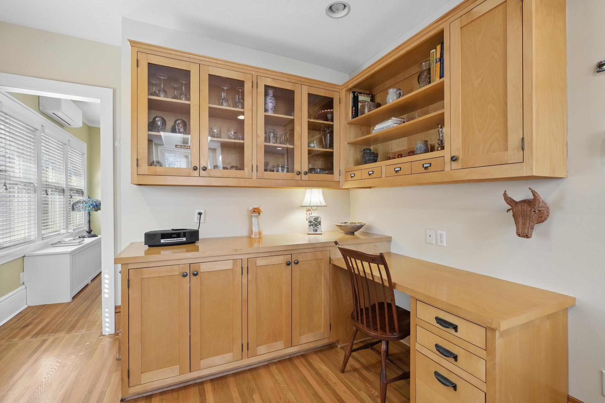 This counter space is ideal for setting out buffet and brunches and beverages. Desk space too