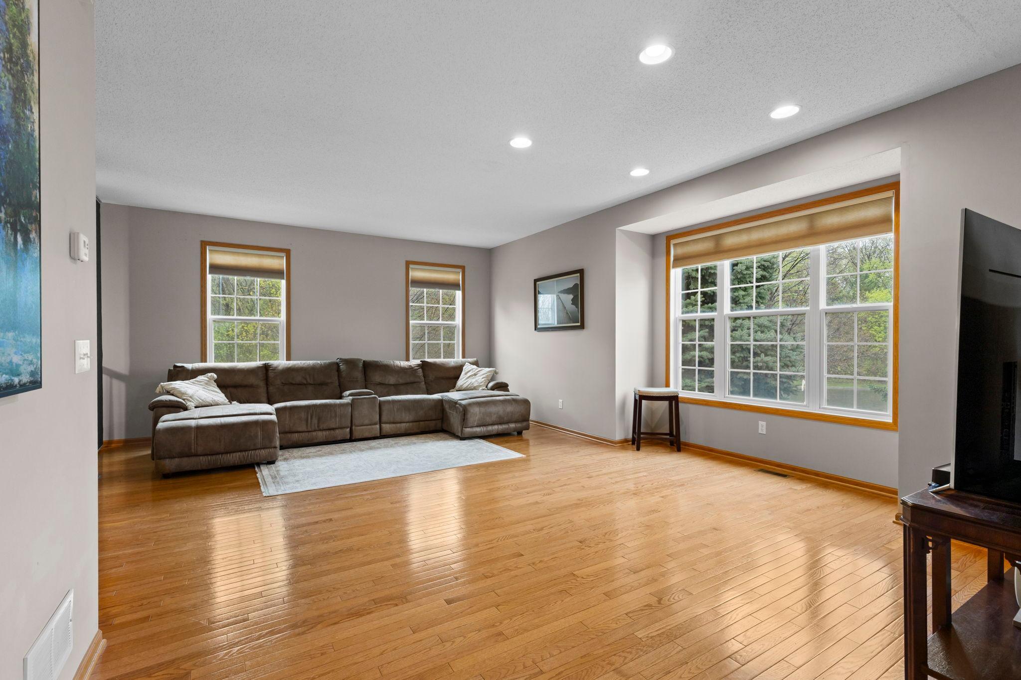 22-web-or-mls-1780 Riverside Dr-75.jpg