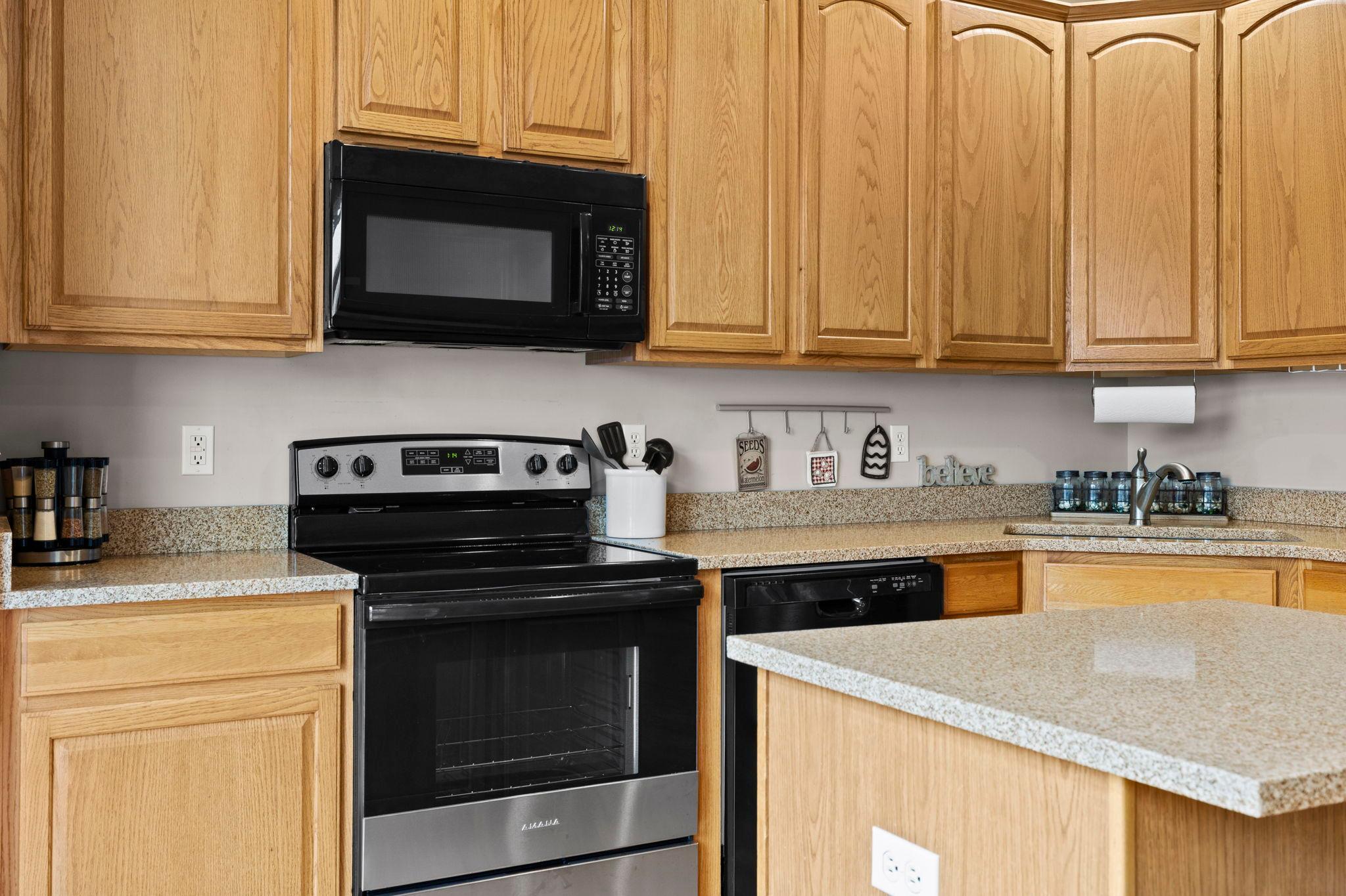 36-web-or-mls-1780 Riverside Dr-105.jpg