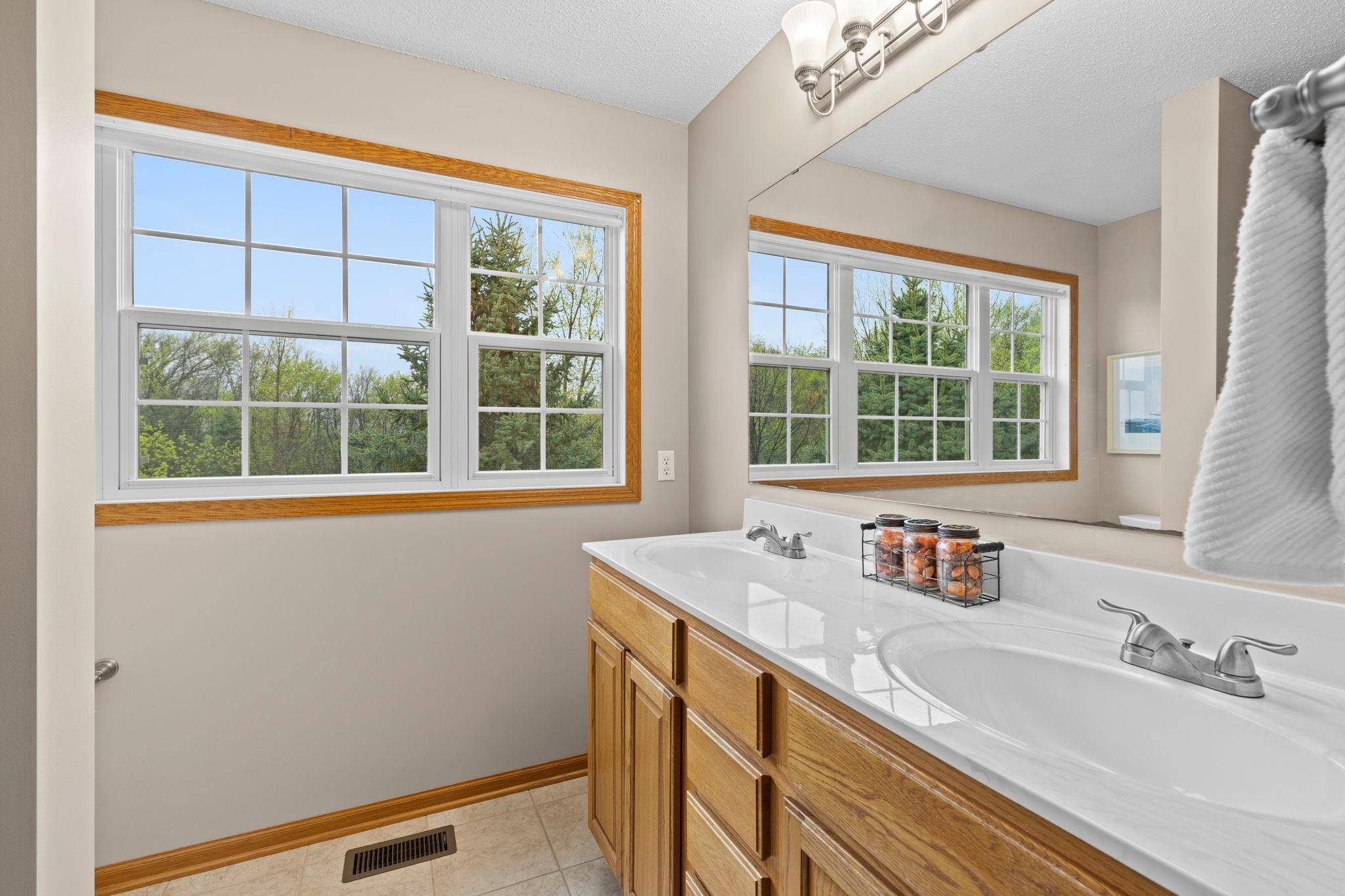 48-web-or-mls-1780 Riverside Dr-144.jpg