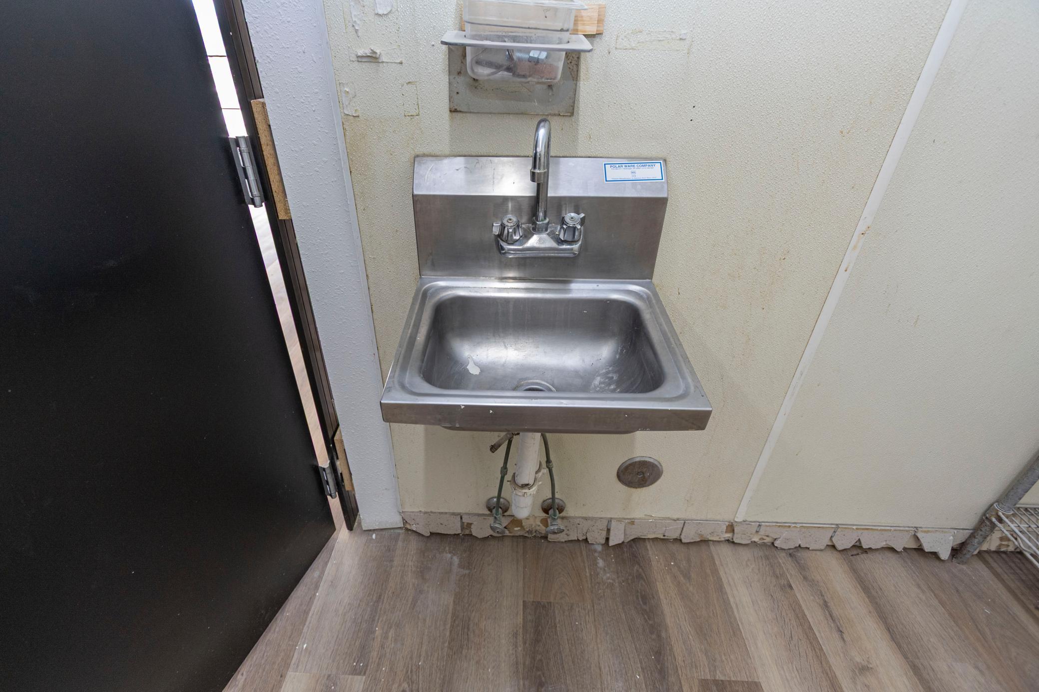 Hand wash sink