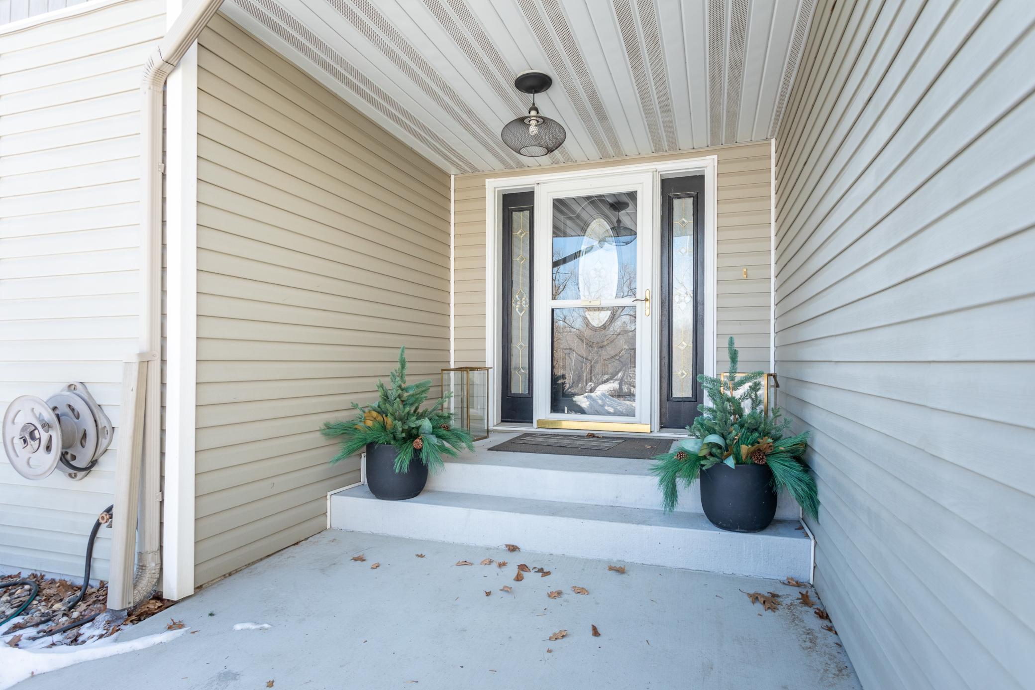 Nice covered front entry
