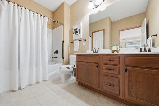1256 County Road D E, 104, Maplewood, MN 55109