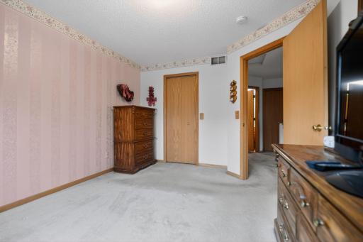 21_7040_49th_St_N_Oakdale_MN_55128-Bedroom-DSC_5647.jpg