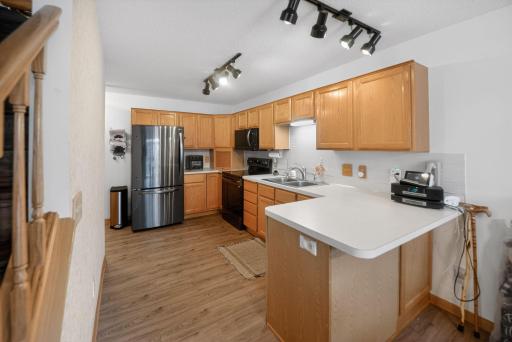17_7040_49th_St_N_Oakdale_MN_55128-Kitchen-DSC_5611.jpg