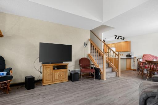 14_7040_49th_St_N_Oakdale_MN_55128-Living_room-DSC_5628.jpg